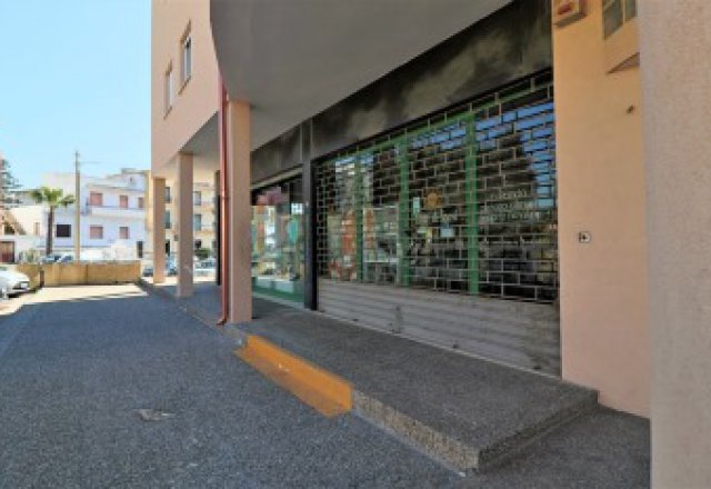 Commercial space of 400 square meters with 8 display cabinets for sale in central location in Casarano