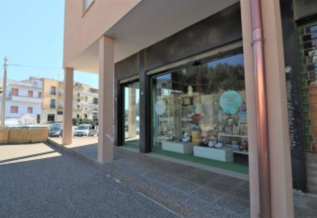Commercial space of 400 square meters with 8 display cabinets for sale in central location in Casarano