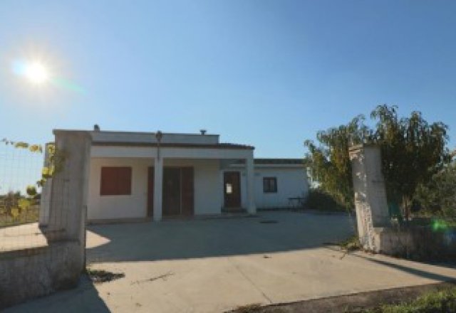 Casa indipendente da ristrutturare nelle campagne tra Casarano ed Ugento con spazi esterni