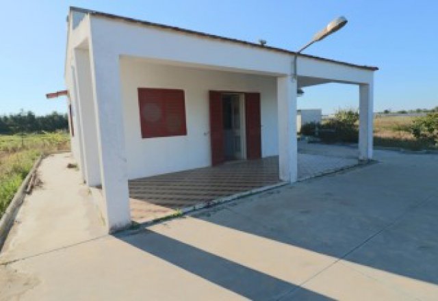Casa indipendente da ristrutturare nelle campagne tra Casarano ed Ugento con spazi esterni