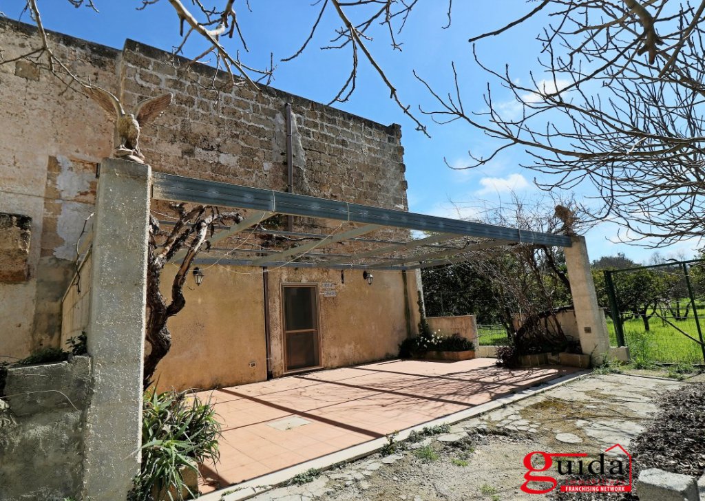 Vendita Casa indipendente Matino - Casa baronale indipendente in vendita nelle campagne di Matino a due passi da Gallipoli Località Periferia Campagna 