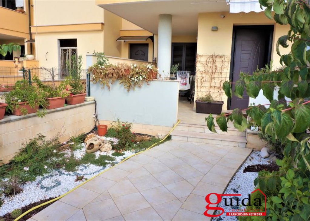 Detached house for sale  300 sqm, Parabita, locality Suburbs