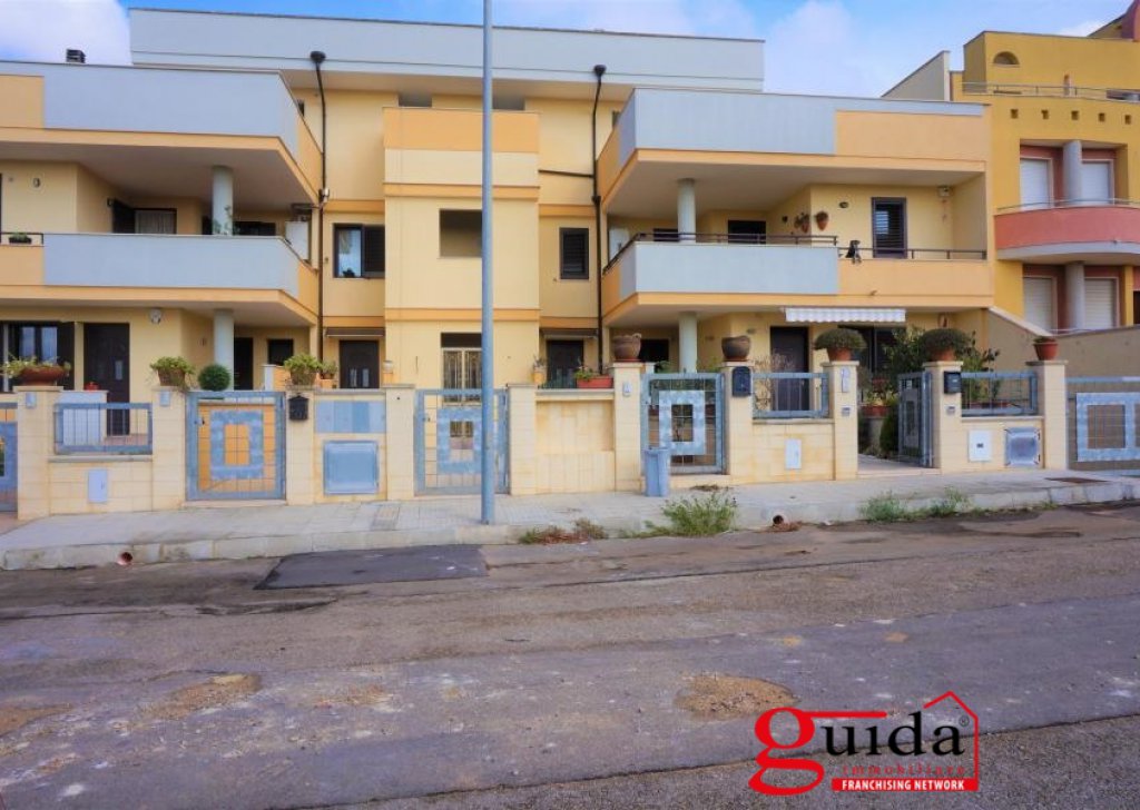 Detached house for sale  300 sqm, Parabita, locality Suburbs