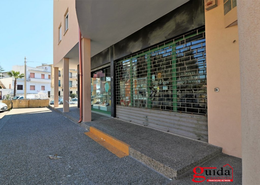 Vendita Negozio o locale commerciale Casarano - Locale commerciale di 400 Mq con 8 vetrine in vendita in posizione centrale a Casarano Località Centro