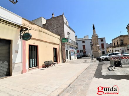 Locale e sottolocale commerciale in affitto in posizione centrale a Casarano