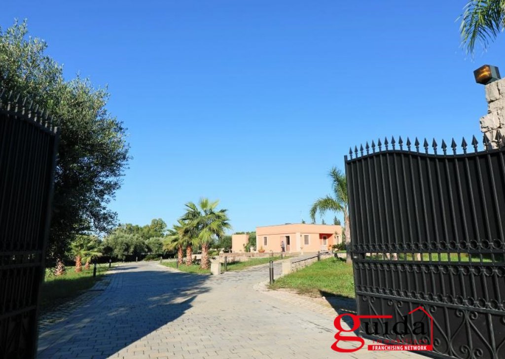 Villa with pool for sale , Soleto, locality Suburbs