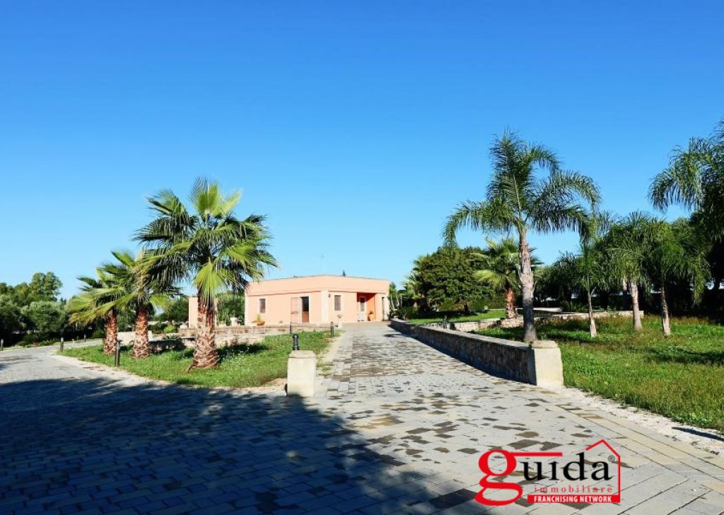 Villa with pool for sale , Soleto, locality Suburbs