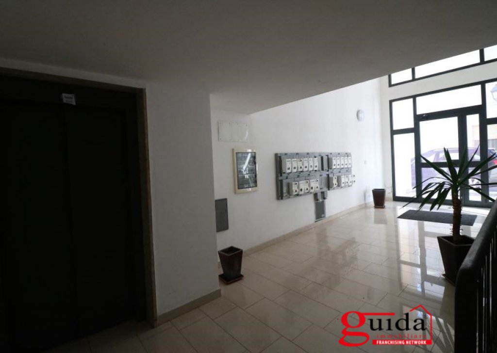 Office or study for rent  55 sqm, Casarano, locality Center