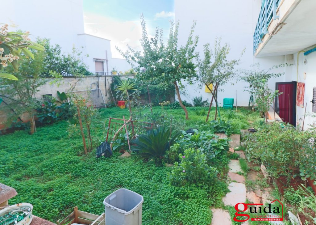 Vendita Casa indipendente Parabita - Indipendente al piano terra con giardino e garage Località Periferia 
