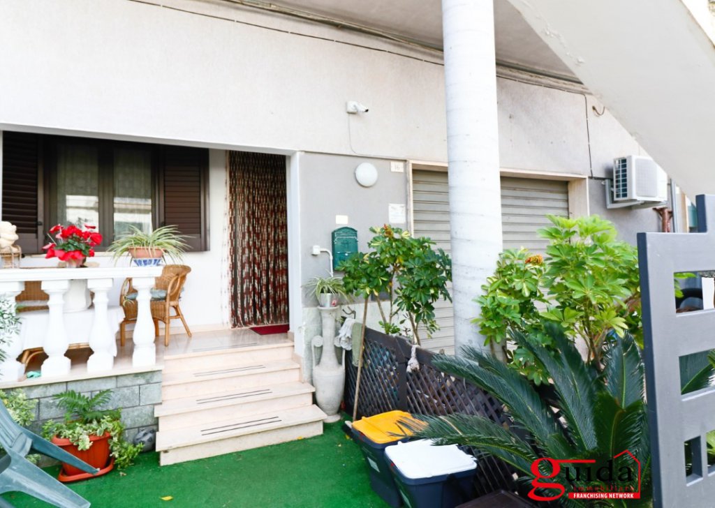 Vendita Casa indipendente Parabita - Indipendente al piano terra con giardino e garage Località Periferia 