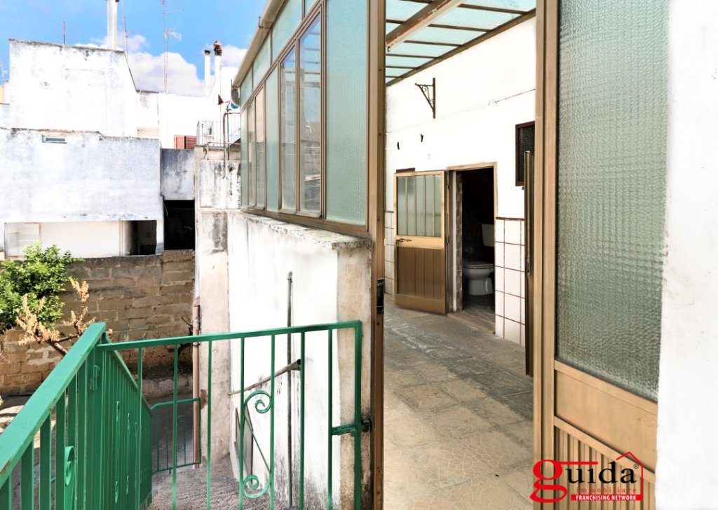 Vendita Palazzo o stabile Alezio - Porzione di palazzo primo piano con terrazzo panoramico in centro storico Località Centro